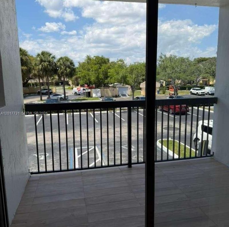 7610 Westwood Dr, Unit 122, Tamarac, FL 33321 Photo