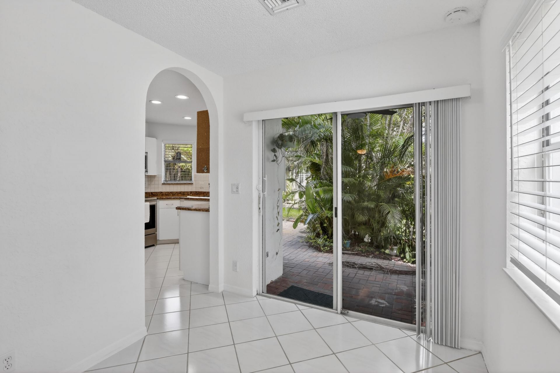 10690 NW 2nd Circle, Pembroke Pines, FL 33026 Photo
