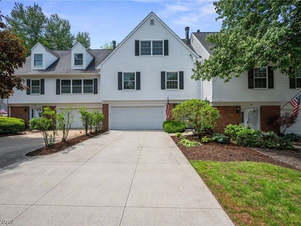 25 Commons Court, Chagrin Falls, OH 44022