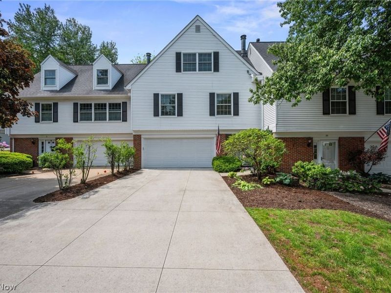 25 Commons Court, Chagrin Falls, OH 44022 Photo 1