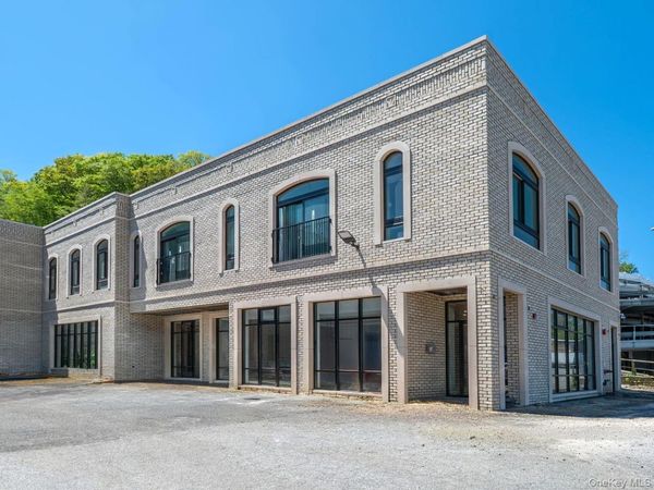 24 Lumber Road, Unit 2, Roslyn, NY 11576