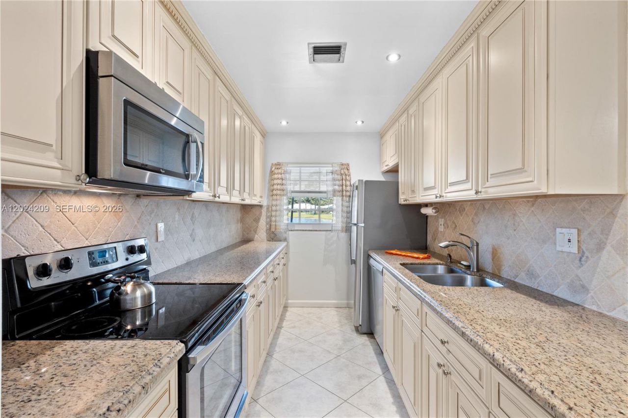 14604 Canalview Dr, Unit B, Delray Beach, FL 33484 Photo