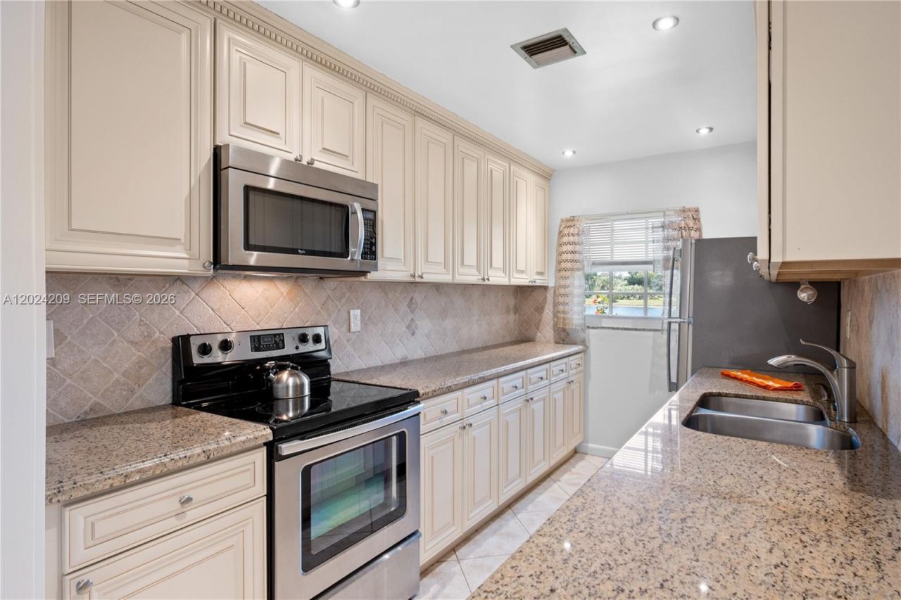 14604 Canalview Dr, Unit B, Delray Beach, FL 33484 Photo