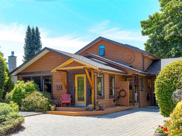 10210 Third St, Sidney, BC V8L 3B9