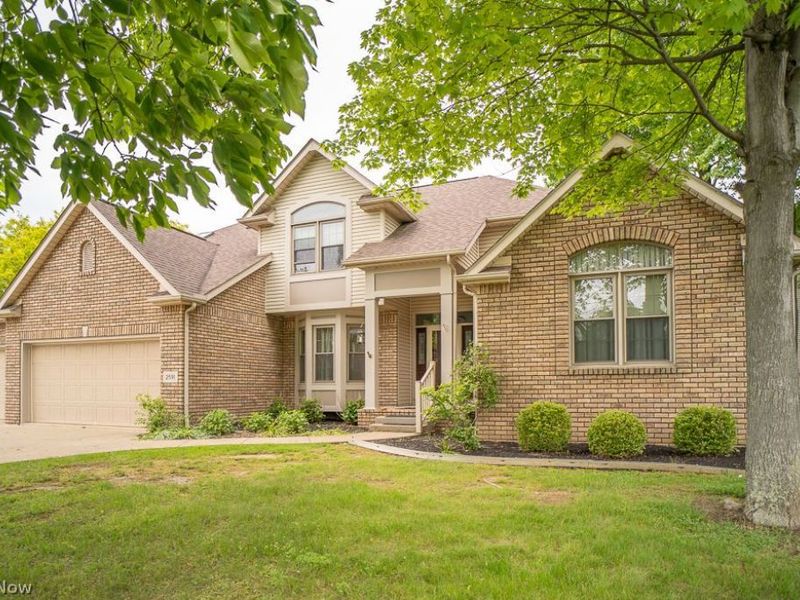 2591 Fallen Oak Circle NE, Massillon, OH 44646 Photo 2