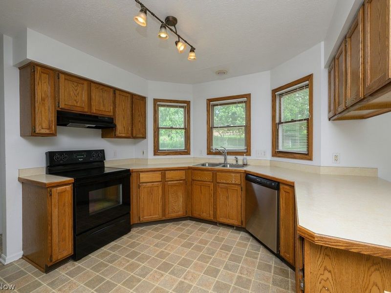 1597 Briarwood Way , Uniontown, OH 44685 Photo 6