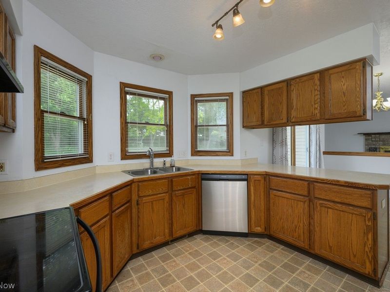 1597 Briarwood Way , Uniontown, OH 44685 Photo 7