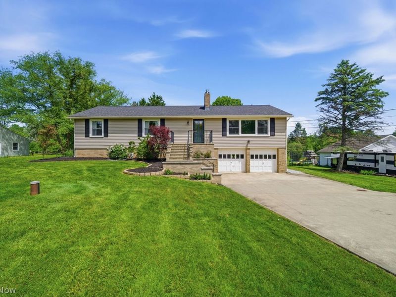 11842 Joy Acres Lane, Chardon, OH 44024 Photo 2