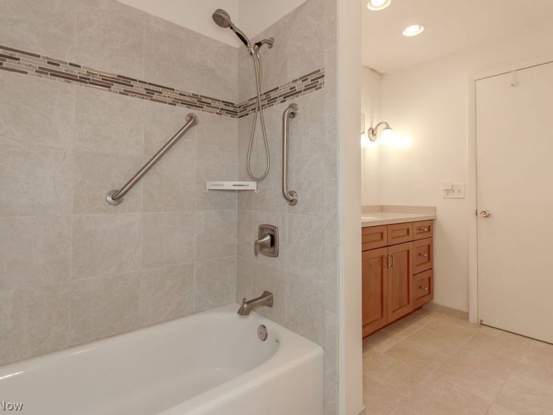 5823 Ridgebury Boulevard , Cleveland, OH 44124 Photo 22