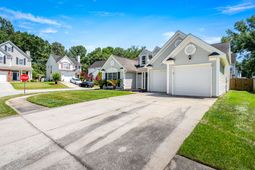 101 Lindenwood Court photo 4