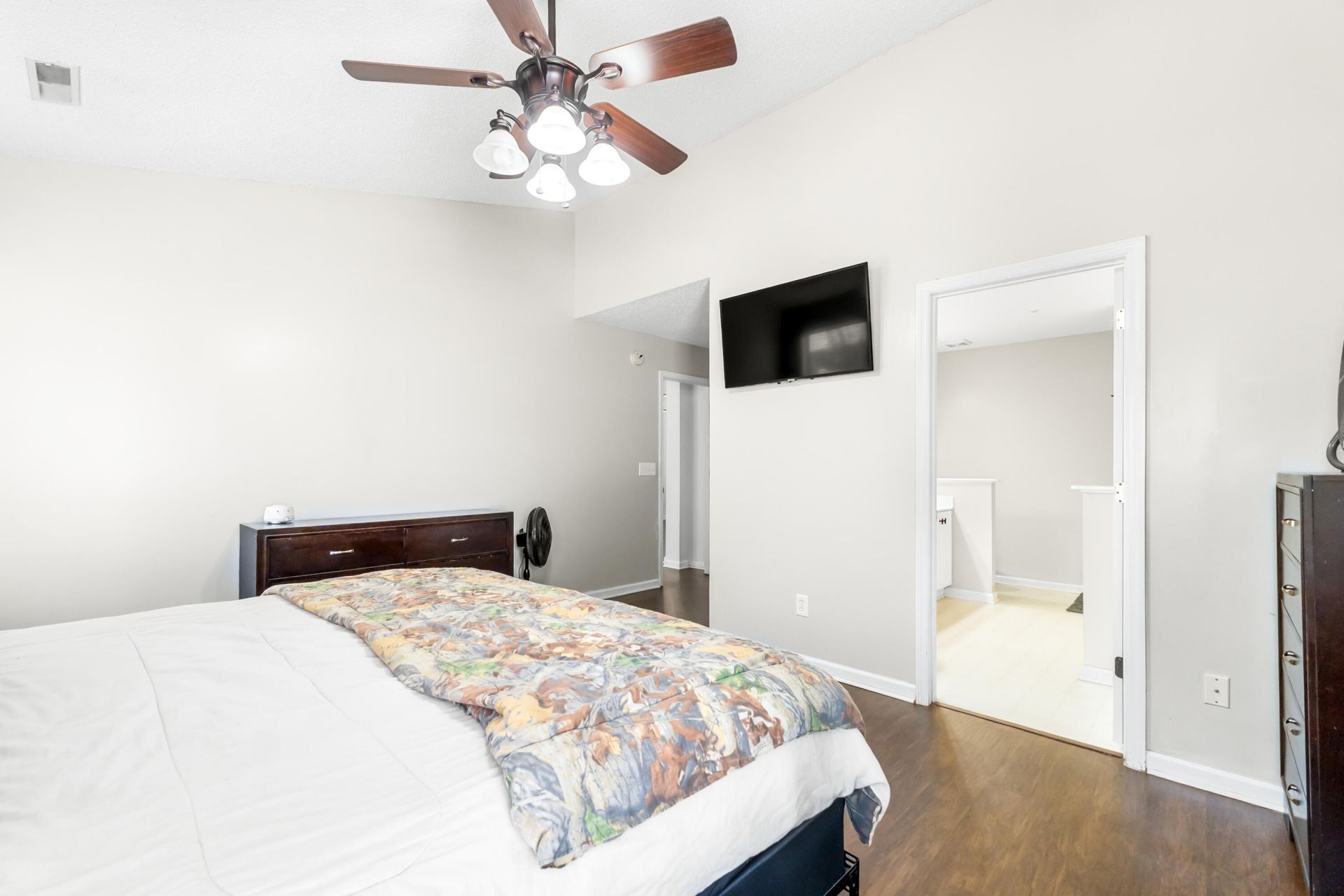101 Lindenwood Court Photo 9