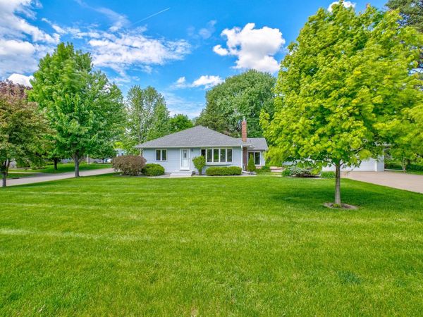2201 Roselawn Avenue W, Roseville, MN 55113