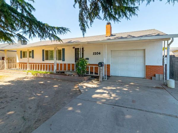 1204 Maple Dr, Oakdale, CA 95361