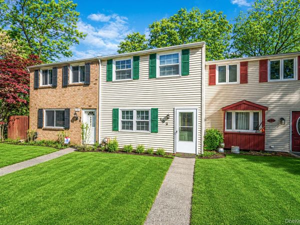102 Hill Spur , Calverton, NY 11933