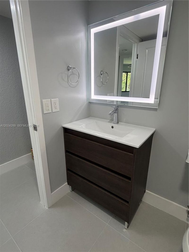 10233 NW 9th St Cir , Unit 105-1, Miami, FL 33172 Photo