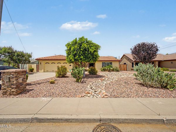 802 E ROBERTS Road, Phoenix, AZ 85022