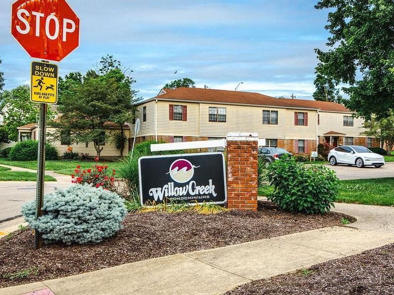 1937 Chaucer Drive, Unit B, Sycamore Township, OH 45237 Photo 2