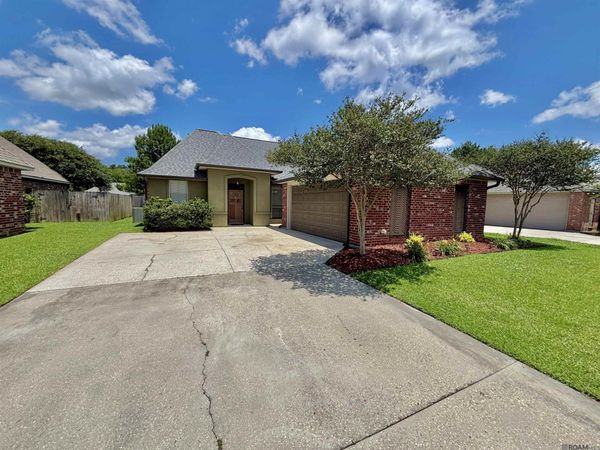 10073 Chanel Dr, Denham Springs, LA 70706