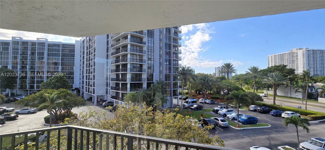 800 Parkview Dr , Unit 430, Hallandale Beach, FL 33009 Photo