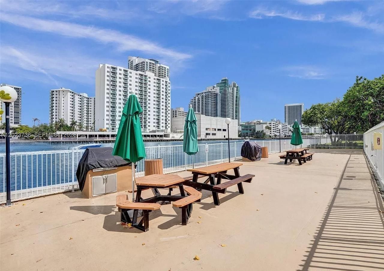 800 Parkview Dr , Unit 430, Hallandale Beach, FL 33009 Photo