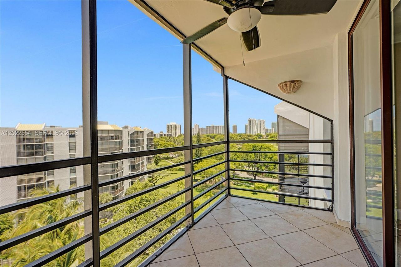 20400 W Country Club Dr, Unit 812, Aventura, FL 33180 Photo