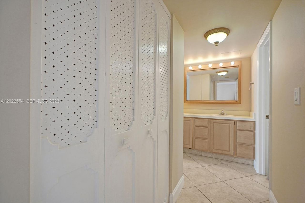 20400 W Country Club Dr, Unit 812, Aventura, FL 33180 Photo