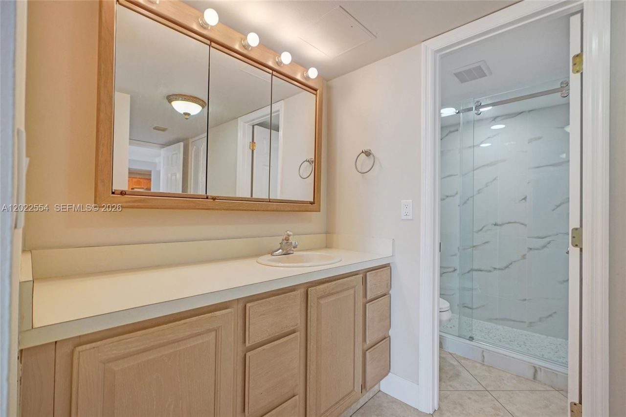 20400 W Country Club Dr, Unit 812, Aventura, FL 33180 Photo