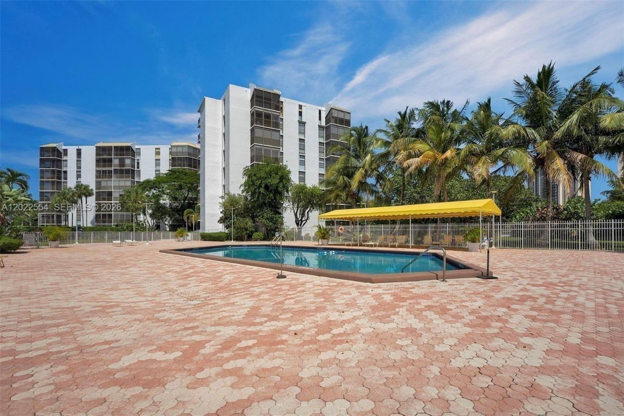 20400 W Country Club Dr, Unit 812, Aventura, FL 33180 Photo