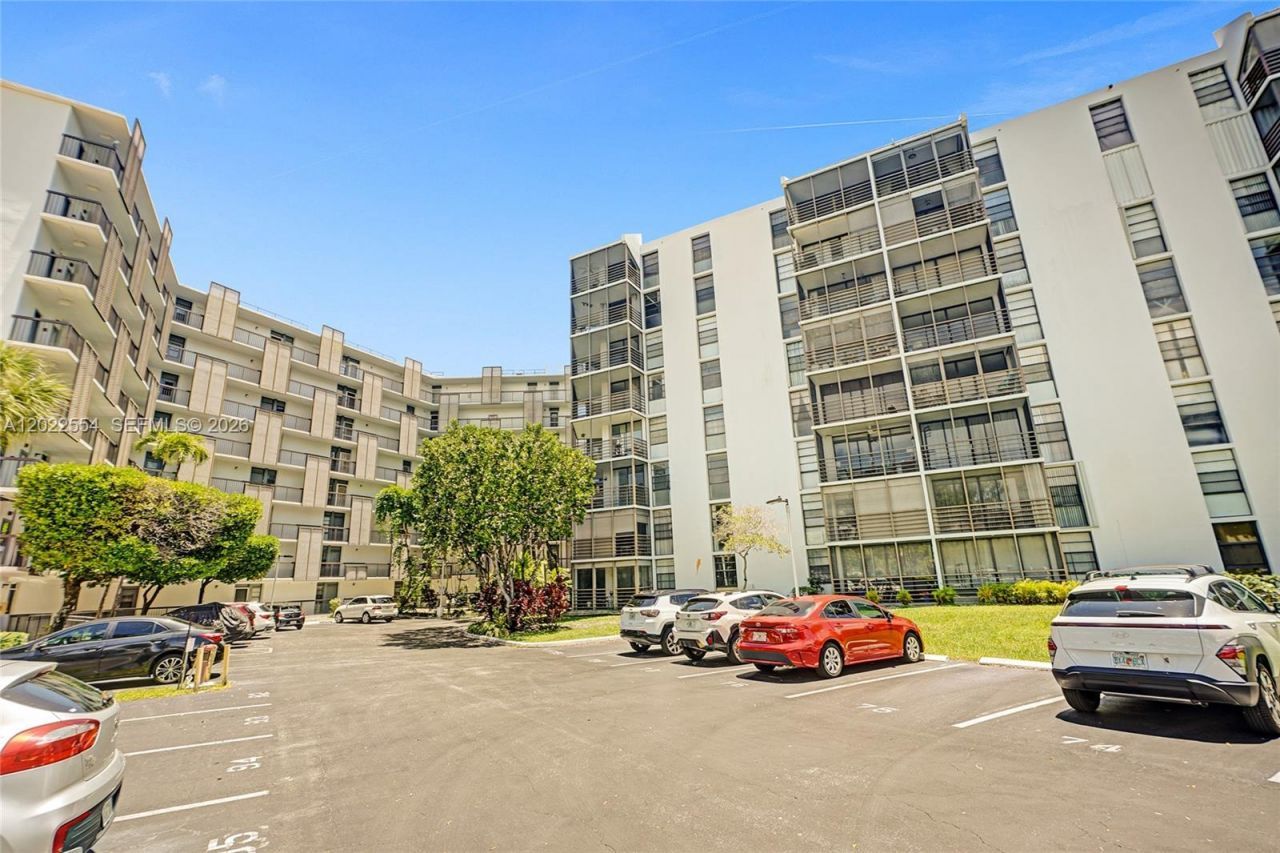 20400 W Country Club Dr, Unit 812, Aventura, FL 33180 Photo