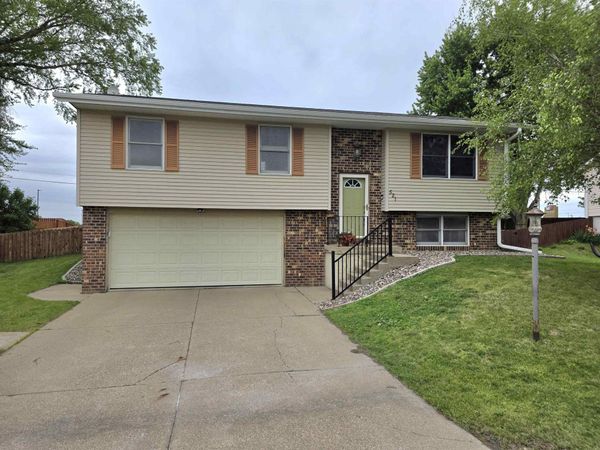521 Obeche Court, Dubuque, IA 52003