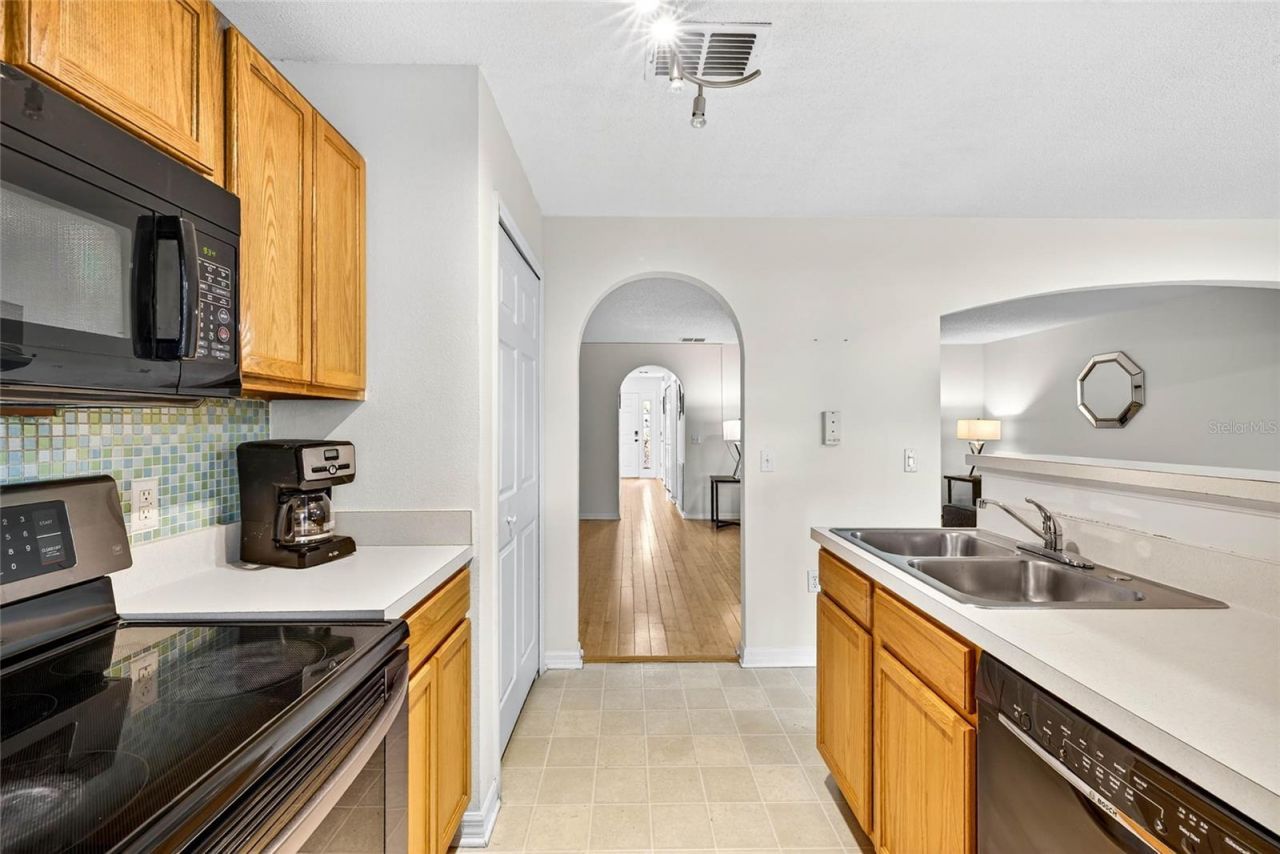 4656 Ashburn Square Drive, Tampa, FL 33610 Photo