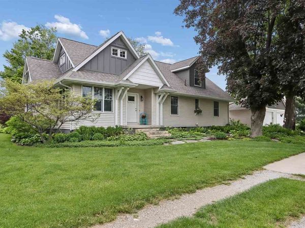 5401 Alburnett Rd, Marion, IA 52302