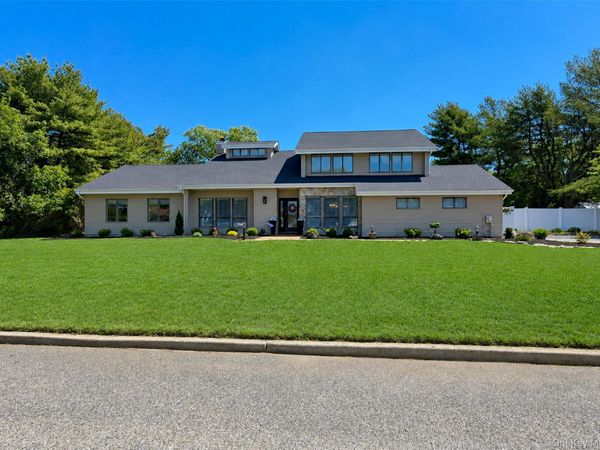 25 Vineyard Way , Mount Sinai, NY 11766