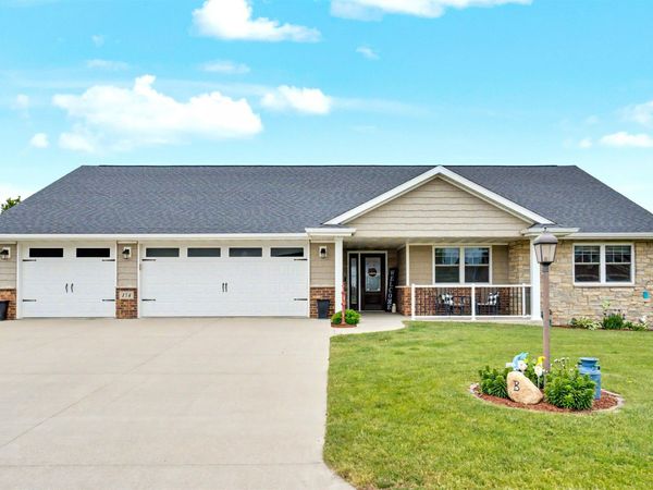 154 SE Mulberry Drive, Cascade, IA 52033