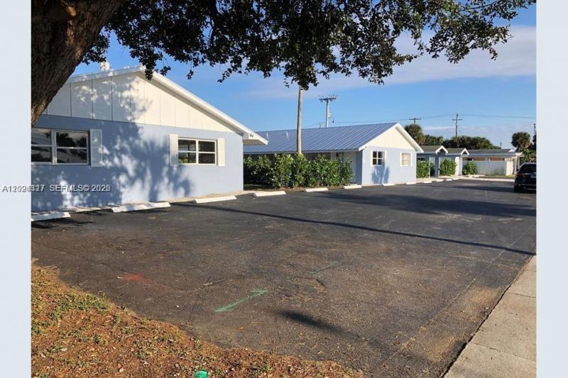 588 Holly Dr, Unit B, Palm Beach Gardens, FL 33410 Photo