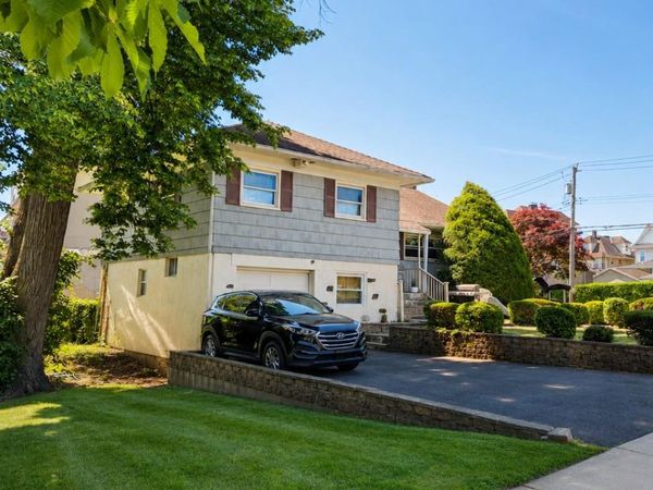 180 Sutton Manor Road , New Rochelle, NY 10801