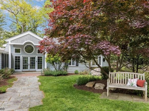1 Hickory Ln, Roseland, NJ 07068