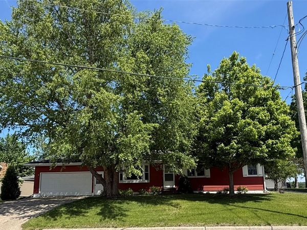 306 14th Avenue , Vinton, IA 52349