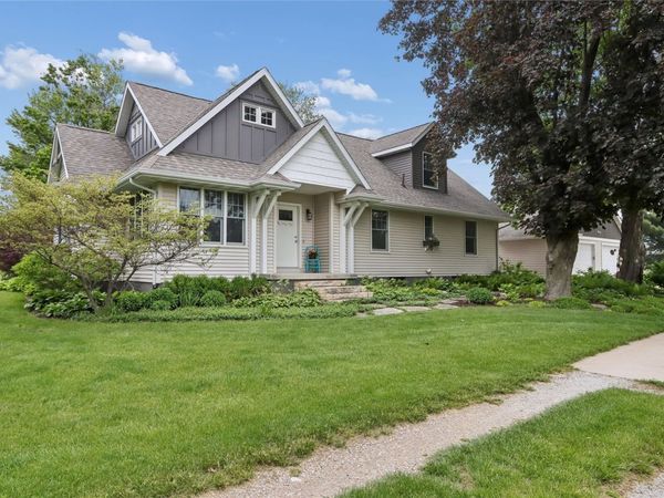 5401 Alburnett Road , Marion, IA 52302