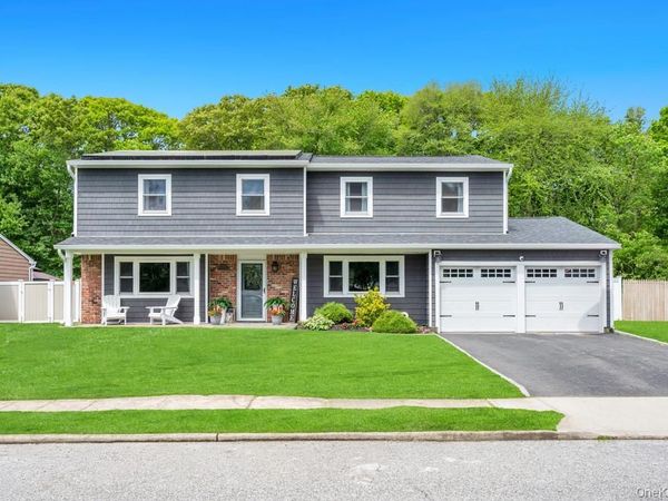 20 Canterbury Court, Oakdale, NY 11769