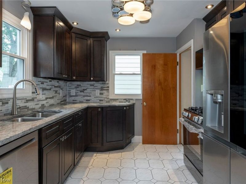 5042 N Barton Road , Lyndhurst, OH 44124 Photo 12
