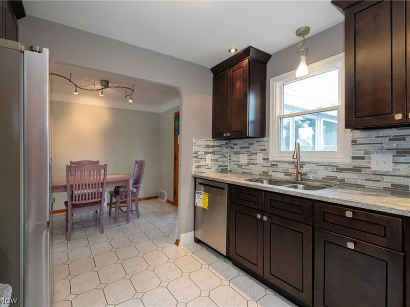 5042 N Barton Road , Lyndhurst, OH 44124 Photo 14