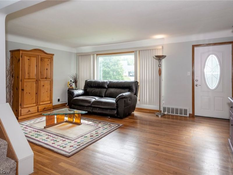5042 N Barton Road , Lyndhurst, OH 44124 Photo 2