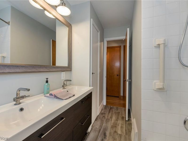 5042 N Barton Road , Lyndhurst, OH 44124 Photo 22