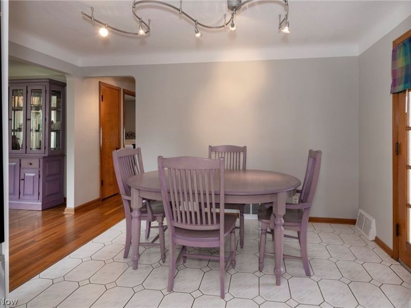 5042 N Barton Road , Lyndhurst, OH 44124 Photo 8