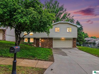 10927 Crown Point Avenue, Omaha, NE 68164