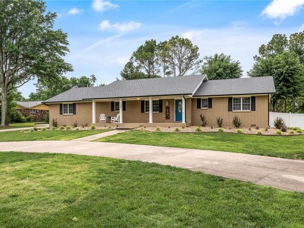 1609 SW 2nd Street, Bentonville, AR 72712