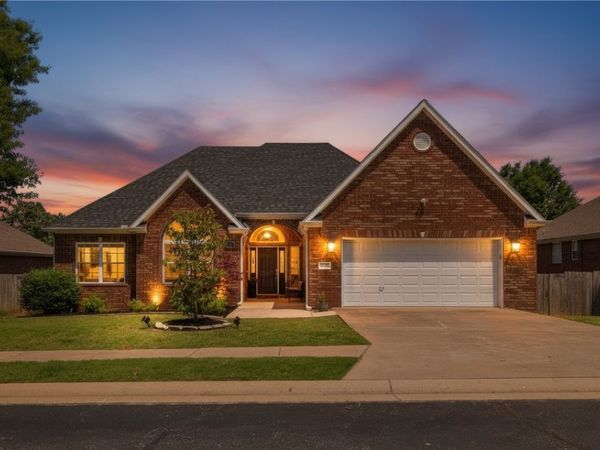 605 SW Duke Avenue , Bentonville, AR 72712