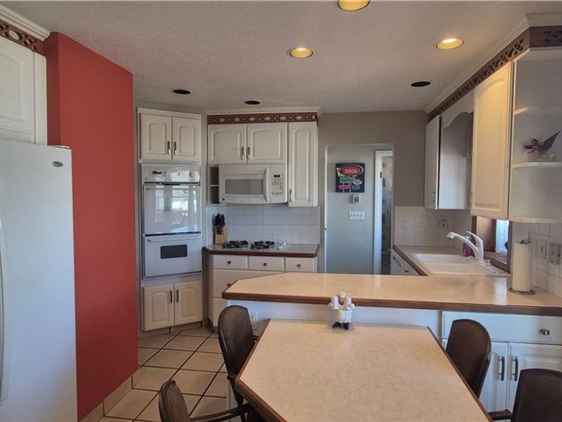 73 E Hillsdale Avenue, Seven Hills, OH 44131 Photo 9