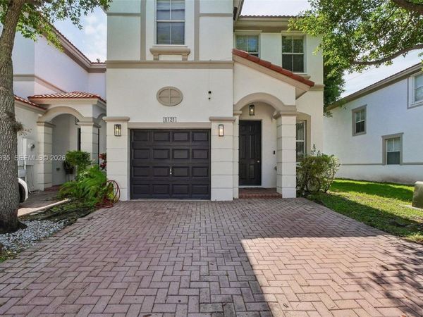 8121 NW 108th Pl, Doral, FL 33178